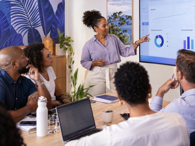 Formatrice commentant un tableau de bord RH : effectifs, répartition par genre et pyramide des âges